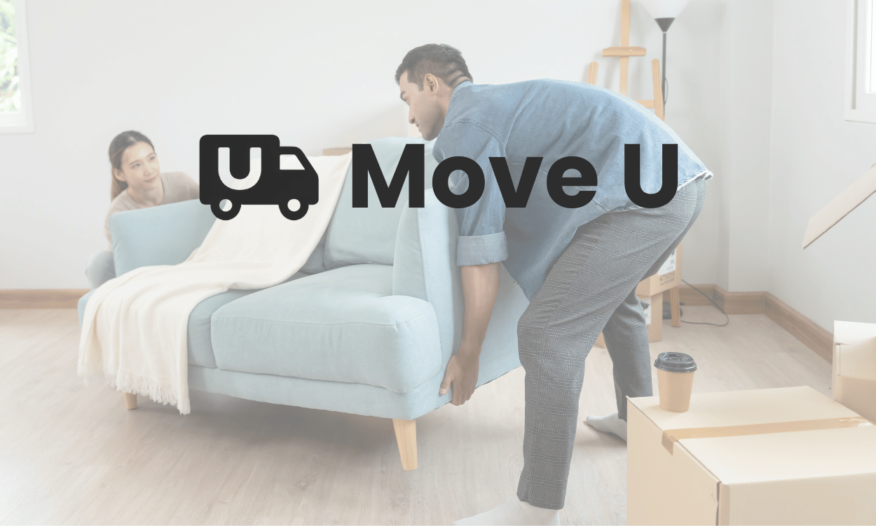 Mann hebt Möbel in einer Wohnung – Umzug nach Kündigung der Mietwohnung in Deutschland