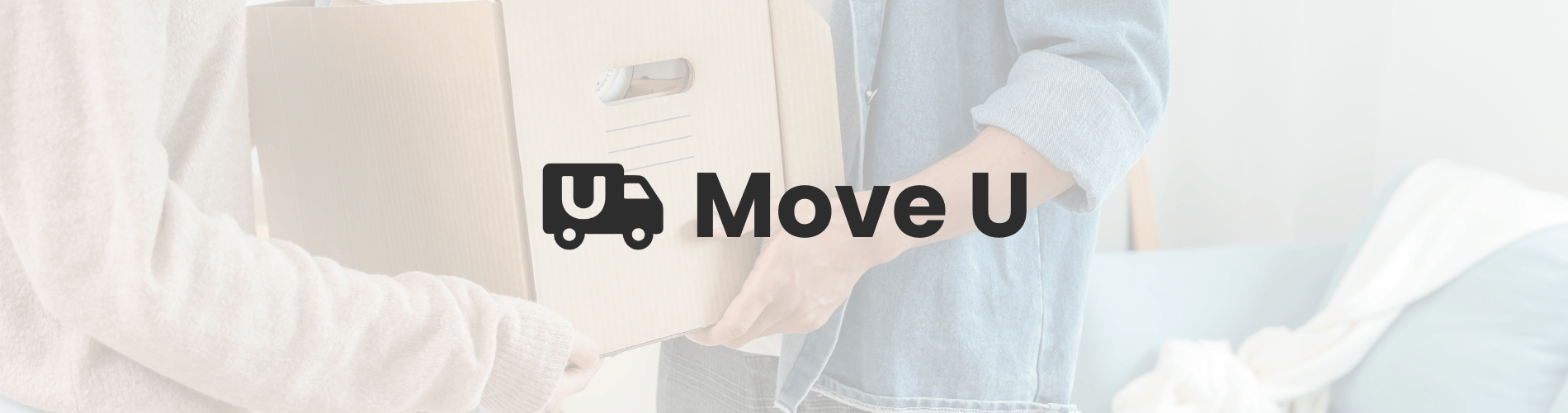 Paar beim Umzug liest Kündigungsschreiben in heller Wohnung mit Umzugskartons – Symbolbild für Wohnung kündigen Vorlage